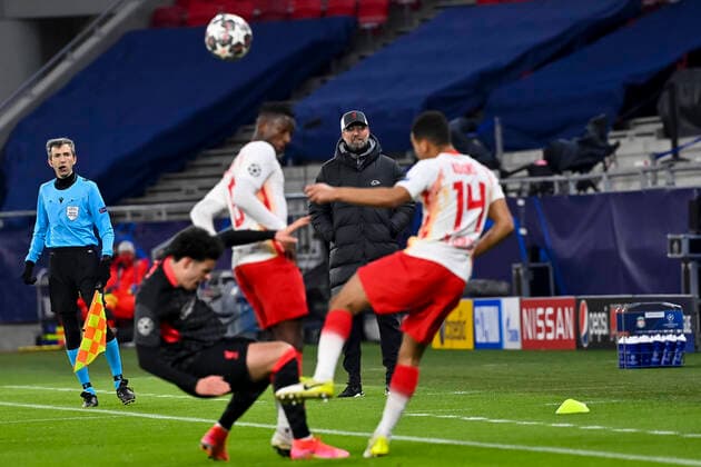Bilder des Jahres 2021, Sport 02 Februar Sport Themen der Woche KW07 Sport Bilder des Tages Fussball, Herren, Saison 2020 2021, Champions League (Achtelfinale Hinspiel) in Budapest, RB Leipzig - FC Liverpool, Trainer Jürgen Klopp (M., FC Liverpool) beobachtet einen Zweikampf, 16.02. 2021, Copyright: xSzilviaxMichellerx xMatthiasxKochx