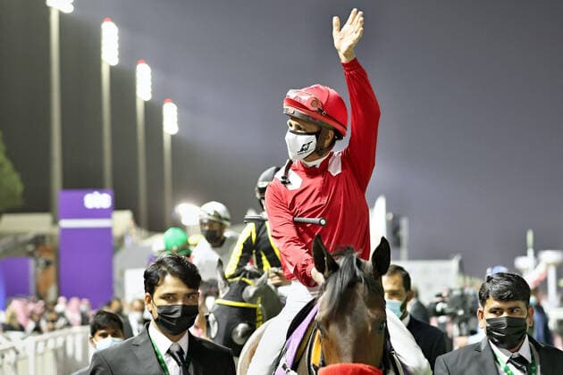 Bilder des Jahres 2021, Sport 02 Februar Sport Themen der Woche KW07 19.02.2021, Riad, Riyadh, SAU - Jockey Jorge Ricardo waves to the audience. King Abdulaziz racecourse. (Jockey, Ricardo, Pferd, winken, winkt) 210219PG535RIAD.JPG