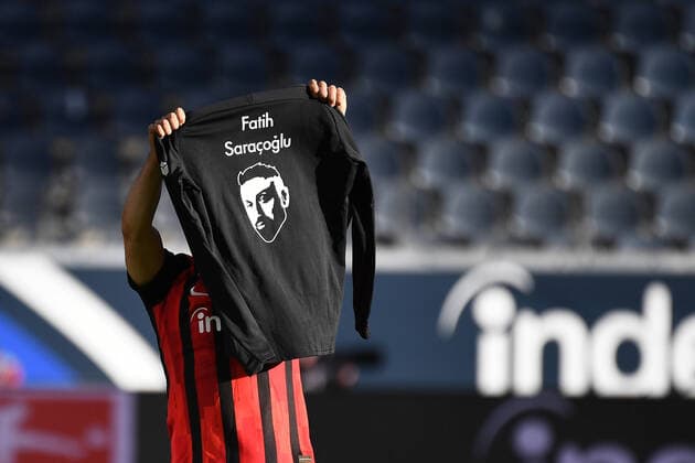 Bilder des Jahres 2021, Sport 02 Februar Sport Themen der Woche KW07 Sport Bilder des Tages Fussball 1.Bundesliga, Eintracht Frankfurt - FC Bayern Muenchen 20.02.2021, xjhx, Fussball 1.Bundesliga, Eintracht Frankfurt - FC Bayern Muenchen emspor, v.l. Goal scored, Tor zum 2:0 Amin Younes (Eintracht Frankfurt) Torjubel, Goal celebration, celebrate the goal, celebrates scoring mit T-Shirt Opfer Hanau (DFL DFB REGULATIONS PROHIBIT ANY USE OF PHOTOGRAPHS as IMAGE SEQUENCES and or QUASI-VIDEO) Foto Jan Huebner Pool Editorial Use ONLY Frankfurt am Main Deutsche Bank Park Hessen Deutschland (DE)