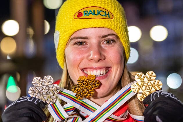 Bilder des Jahres 2021, Sport 02 Februar Sport Themen der Woche KW07 Sport Bilder des Tages 20.02.2021, Cortina, ITA, FIS Weltmeisterschaften Ski Alpin, Slalom, Damen, Siegerehrung, im Bild Gewinnerin der Goldmedaille und Weltmeisterin Damen Slalom 2021 Katharina Liensberger (AUT) mit allen ihren Medaillen die Sie bei der WM 2021 in Cortina gewonnen hat Gold medalist and world champion Slalom women 2021 Katharina Liensberger of Austria with all the medals she won at the 2021 World Championships in Cortina during the winner ceremony for the women slalom of FIS Alpine Ski World Championships 2021 in Cortina, Italy on 2021 02 20.