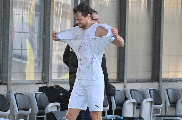 Bilder des Jahres 2021, Sport 02 Februar Sport Themen der Woche KW07 Sport Bilder des Tages TIMMY THIELE (Koeln) zerreist sein Trikot nach Auswechslung, Wut,Aerger,Frust, Fussball 3.Liga,Liga3, FC Bayern Muenchen II - Viktoria Koeln 0-1, am 21.02.2021 in Muenchen GRUENWALDER STADION. DFL REGULATIONS PROHIBIT ANY USE OF PHOTOGRAPHS AS IMAGE SEQUENCES AND OR QUASI-VIDEO.