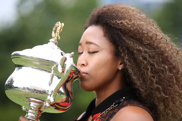 Bilder des Jahres 2021, Sport 02 Februar Sport Themen der Woche KW07 Sport Bilder des Tages Naomi Osaka, JPN, presenting her trophy after 2021 Australian Open final in Melbourne in Government House Garden, 21 02 2021; -