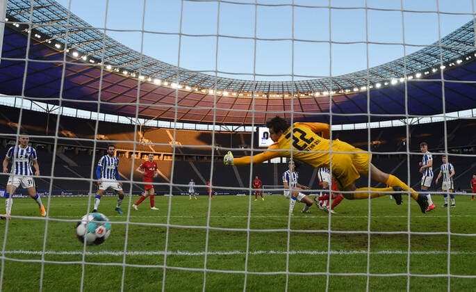 Bilder des Jahres 2021, Sport 02 Februar Sport Themen der Woche KW07 Sport Bilder des Tages Fussball, Herren, 1. Bundesliga, Saison 2020 21, (22. Spieltag), Hertha BSC - RB Leipzig, Willi Orban (RB Leipzig) erzielt das Tor zum 0:3 gegen Torhüter Rune Jarstein (Hertha BSC), 21.02. 2021, Copyright: xMatthiasxKochx