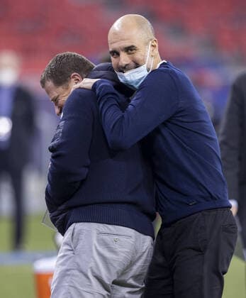 Bilder des Jahres 2021, Sport 02 Februar Sport Themen der Woche KW08 Sport Bilder des Tages Manager Max Eberl (BMG) und Trainer Pep Guardiola (City) begrüßen sich herzlich Borussia Mönchengladbach - Manchester City Budapest, 24.02.2021, Fussball; Champions League, Saison 2020 21 Foto: Moritz Müller