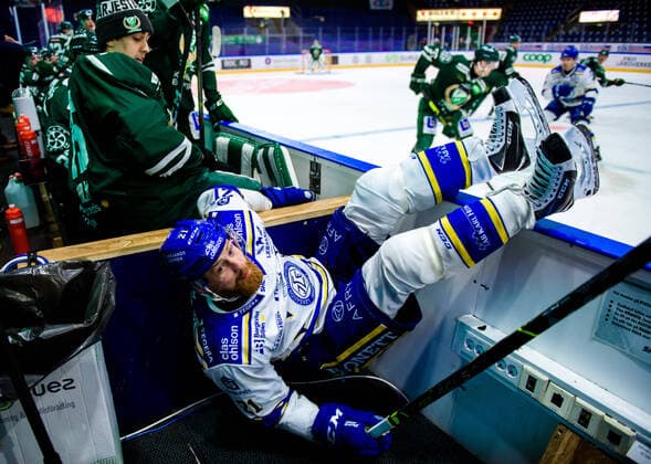 Bilder des Jahres 2021, Sport 02 Februar Sport Themen der Woche KW08 Sport Bilder des Tages 210225 Leksands Mattias Ritola blir tacklad och aker ut i fotografernas bas under ishockeymatchen i SHL mellan Färjestad och Leksand den 25 februari 2021 i Karlstad. Copyright: FREDRIKxKARLSSON BB210225FK042