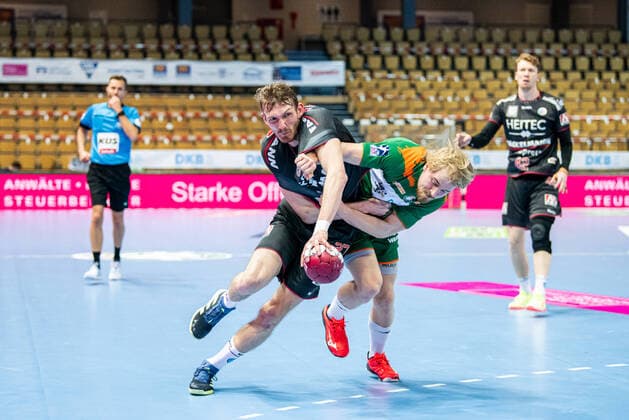Bilder des Jahres 2021, Sport 02 Februar Sport Themen der Woche KW08 Sport Bilder des Tages Handball Bundesliga; HSG Wetzlar - HC Erlangen, 25.02.21 Antonio Metzner ( 27 HC Erlangen), Magnus Fredriksen ( 23 HSG Wetzlar) Rittal Arena Wetzlar, 25.02.21 Copyright: xBEAUTIFULxSPORTS Roeczeyx