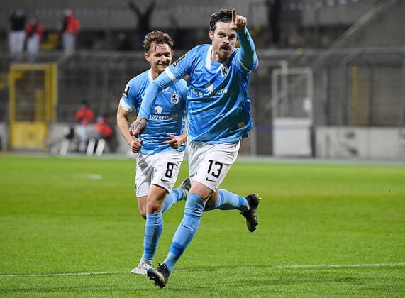 Bilder des Jahres 2021, Sport 02 Februar Sport Themen der Woche KW08 26.02.2021, xemx, Fussball 3.Liga, TSV 1860 Muenchen - Svpgg Unterhaching emspor, v.l. Dennis Erdmann (TSV 1860 Muenchen) celebrate the goal, Der Torjubel zum 1:0 (DFL DFB REGULATIONS PROHIBIT ANY USE OF PHOTOGRAPHS as IMAGE SEQUENCES and or QUASI-VIDEO) Muenchen