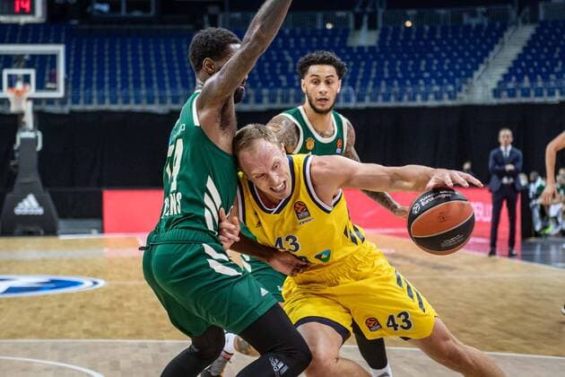 Bilder des Jahres 2021, Sport 02 Februar Sport Themen der Woche KW08 Basketball Berlin 26.02.2021 Saison 2020 2021 Euroleague Regular Season Alba Berlin - Panathinaikos Athen Luke Sikma (Alba Berlin, No.43) Howard Sant-Roos (Panathinaikos, No.74)