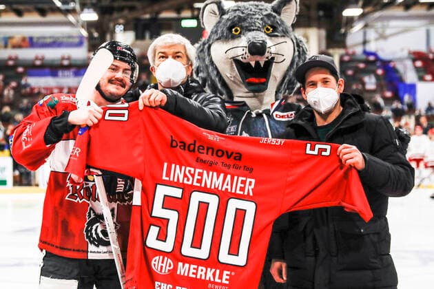 Bilder des Jahres 2021, Sport 02 Februar Sport Themen der Woche KW08 Sport Bilder des Tages Eishockey, DEL2, 36.Spieltag - 20 21 - EHC Freiburg vs. EV Landshut - 26. Februar 2021 Nikolas Linsenmaier (EHC Freiburg 9) zu seinem 500 Spiel, DEL2 Eishockeyspiel, EHC Freiburg vs EV Landshut, am Freitag, den 26. Februar 2021 Echte Helden Arena in Freiburg (Deutschland). Copyright: xBEAUTIFULxSPORTS G.xHubbsx