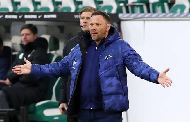Bilder des Jahres 2021, Sport 02 Februar Sport Themen der Woche KW08 Sport Bilder des Tages Trainer Pal Dardai Aktion Oberkoerper Oberkörper Fußball Fussball DFL erste 1.Bundesliga Herren Saison 2020 2021 27.02.2021 VfL Wolfsburg WOB vs. Hertha BSC Berlin Geisterspiel wegen Corona DFL regulations prohibit any use of photographs as image sequences and or quasi-video.
