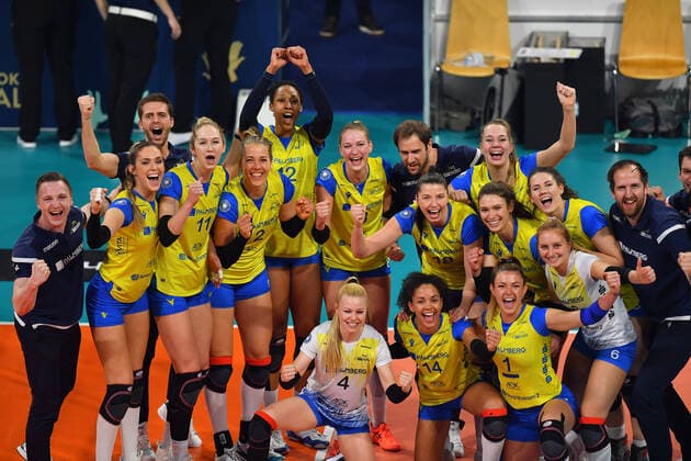 Bilder des Jahres 2021, Sport 02 Februar Sport Themen der Woche KW08 Sport Bilder des Tages DVV-Pokal SSC Palmberg Schwerin vs SC Potsdam 28.02.21 DVV-Pokal, Volleyball, Damen, Saison 2020 21, Finale, SC Potsdam (in RotWeiss), gegen SSC Palmberg Schwerin (in gelbblau), Jubel nach dem Matchball, Schwerin neuer Pokalsieger, Copyright: xBEAUTIFULxSPORTS TomxBlochx