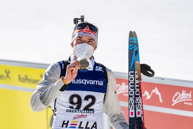 Bilder des Jahres 2021, Sport 02 Februar Sport Themen der Woche KW08 Sport Bilder des Tages 28.02.2021, Obertilliach, AUT, IBU Jugend und Junioren WM, Obertilliach, Einzel 15 km Junioren, Siegerehrung, im Bild Goldmedaillen Gewinner und Weltmeister 2021 Philipp Lipowitz (GER) Gold medal winners and world champions 2021 Philipp Lipowitz of Germany during the winner ceremony for the juniors male 15 km individual competition of IBU Biathlon Youth and Junior World Championships in Obertilliach, Austria on 2021 02 28.