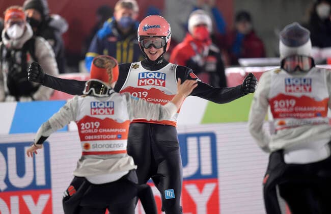 Bilder des Jahres 2021, Sport 02 Februar Sport Themen der Woche KW08 Sport Bilder des Tages 28.02.2021, Nordische SKI WM Oberstdorf 2021, Oberstdorf im Allgäu, Skispringen Mixed, Karl Geiger (GER) jubelt mit Katharina Althaus (GER)