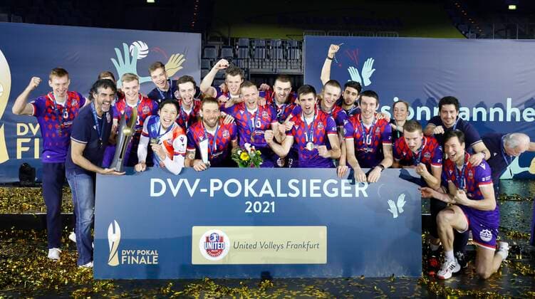 Bilder des Jahres 2021, Sport 02 Februar Sport Themen der Woche KW08 Sport Bilder des Tages Deutschland - Mannheim - 28.02.2021 Volleyball - Baden-Württemberg - DVV Pokalfinale - Männer Saison 2020 2021 Netzhoppers Königs Wusterhausen Bestensee (schwarz) - United Volleys Frankfurt (rot-blau) v.l. Pokalsieger United Volleys Frankfurt 2021 Netzhoppers KW-Bestensee - United Volleys Frankfurt