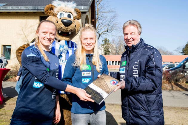 Bilder des Jahres 2021, Sport 03 März Sport Themen der Woche KW09 Sport Bilder des Tages 03.03.2021, Fußball, 1.Frauenbundesliga, Turbine Potsdam feiert 50 jaehriges Bestehen mit Sektempfang und Torte, Luftschiffhafen Potsdam im Bild: v.l. Karoline Smidt Nielsen (1.FFC Turbine Potsdam),Merle Barth (Turbine Potsdam),Praesident Rolf Kutzmutz (Turbine Potsdam) Uebergabe der Vereinschronik Potsdam