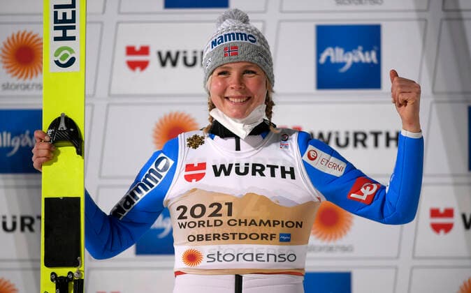 Bilder des Jahres 2021, Sport 03 März Sport Themen der Woche KW09 Sport Bilder des Tages 03.03.2021, Nordische SKI WM Oberstdorf 2021, Oberstdorf im Allgäu, Damen Ski Springen von der Großschanze, Gold holt : Maren Lundby ( NOR) jubelt.