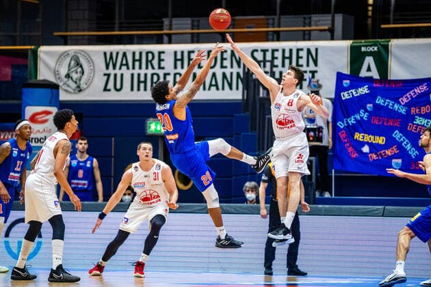 Bilder des Jahres 2021, Sport 03 März Sport Themen der Woche KW09 Sport Bilder des Tages Alen Pjanic ( 8 Jobstairs Giessen 46ers), Deron Washinton ( 20 Syntainics MBC) waehrend der Begegnung Saison 2020-2021 (Herren) in der EasyCredit Bundesliga zwischen Syntainics MBC und Jobstairs Giessen 46ers in der Stadthalle Weissenfels am 3. March 2021 in Weissenfels, Sachsen Anhalt, Deutschland