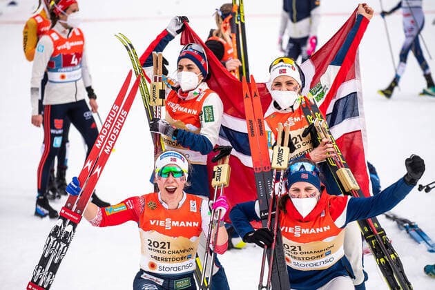 Bilder des Jahres 2021, Sport 03 März Sport Themen der Woche KW09 Sport Bilder des Tages 210304 Tiril Udnes Weng, Heidi Weng, Therese Johaug and Helene Marie Fossesholm of Norway celebrate after the Women s Cross Country Skiing 4 x 5km Relay during the FIS Nordic Ski World Championships on March 4, 2021 in Oberstdorf. Photo: Johanna Lundberg BILDBYRAN kod JL JL0094 skidor cross-country skiing langrenn fis nordic world ski championships vm ski-vm skid-vm stafett relay 8 bbeng jubel norge Copyright: JOHANNAxLUNDBERG BB210304JL085