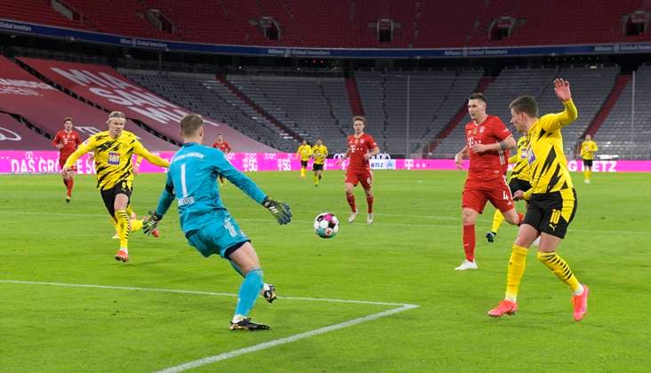 Bilder des Jahres 2021, Sport 03 März Sport Themen der Woche KW09 Sport Bilder des Tages 06.03.2021, Fussball 1. Bundesliga: FC Bayern - Dortmund 06.03.2021, Fussball 1. Bundesliga 2020 2021, 24. Spieltag, FC Bayern München - Borussia Dortmund, in der Allianz-Arena München. Thorgan Hazard (re., Borussia Dortmund) bereitet das Tor zum 0:2 durch Erling Haaland (li., Borussia Dortmund) vor Foto: Bernd Feil M.i.S. Pool Nur für journalistische Zwecke! Only for editorial use! DFL regulations prohibit any use of photographs as image sequences and or quasi-video. National and international NewsAgencies OUT. München Allianz-Arena Bayern Deutschland