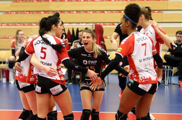 Bilder des Jahres 2021, Sport 03 März Sport Themen der Woche KW09 Sport Bilder des Tages Vilsbiburg, Ballsporthalle, 06.03.21, Volleyballl, 1. Bundesliga Damen, Rote Raben Vilsbiburg vs SC Potsdam, im Bild Potsdamer Freude nach Punktgewinn, in der Mitte Aleksandra JEGDIC (Potsdam SRB), Copyright: HMBxMediax xHeikoxBecker