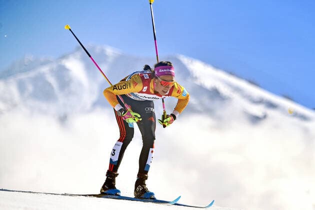 Bilder des Jahres 2021, Sport 03 März Sport Themen der Woche KW09 Sport Bilder des Tages Sofie KREHL (GER) vor Alpenpanorama,Gebirge. Aktion,Einzelaktion,Einzelbild, Freisteller,Ganzkoerperaufnahme,ganze Figur. Cross Country Women 30 km Mass Start Classic, Skilanglauf der Frauen,Massenstart,klassisch am 06.03.2021. FIS Nordische Ski WM 2021in Oberstdorf vom 22.02.-07.03.2021.