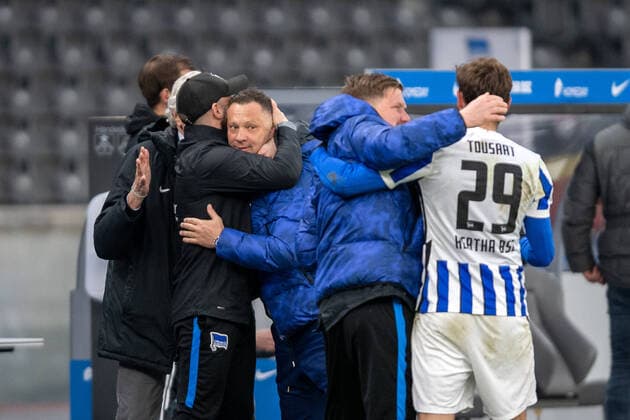 Bilder des Jahres 2021, Sport 03 März Sport Themen der Woche KW09 Fußball Berlin 06.03.2021 Saison 2020 2021 1. Bundesliga DFL Hertha BSC Berlin - FC Augsburg Jubel nach dem Spiel Sieg Pal Dardai (Hertha BSC, Trainer) 2.v.li. Admir Hamzagic li.