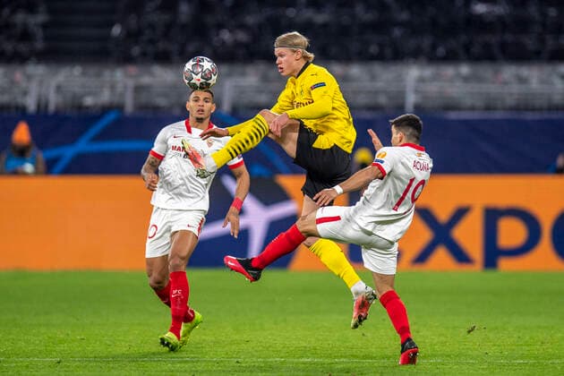 Bilder des Jahres 2021, Sport 03 März Sport Themen der Woche KW10 Sport Bilder des Tages Fußball: Fußball: Champions League, Rückspiel im Achtelfinale, Borussia Dortmund - FC Sevilla am 09.03.2021 Sevillas Diego Carlos (l-r), Dortmunds Erling Braut Haaland und Sevillas Marcos Acuna kämpfen um den Ball. UEFA REGULATIONS PROHIBIT ANY USE OF PHOTOGRAPHS AS IMAGE SEQUENCES AND OR QUASI-VIDEO. Copyright: xChristopherxNeundorf Kirchner-Mediax