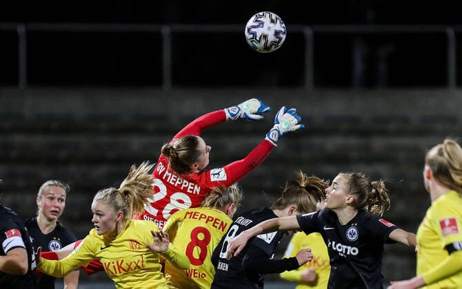 Bilder des Jahres 2021, Sport 03 März Sport Themen der Woche KW10 Sport Bilder des Tages 12.03.2021, xmkx, Fussball Frauen Flyeralarm 1. Bundesliga, Eintracht Frankfurt - SV Meppen v.l. Laura Sieger (SV Meppen) (DFL DFB REGULATIONS PROHIBIT ANY USE OF PHOTOGRAPHS as IMAGE SEQUENCES and or QUASI-VIDEO) emspor Frankfurt