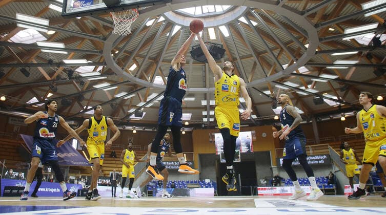 Bilder des Jahres 2021, Sport 03 März Sport Themen der Woche KW10 Sport Bilder des Tages Ludwigsburg , Basketball easyCredit BBL Bundesliga , HAKRO Merlins Crailsheim vs. MHP Riesen Ludwigsburg , von links: Bogdan Radosavljevic ( Merlins ) Jonas Wohlfarth-Bottermann ( Riesen )