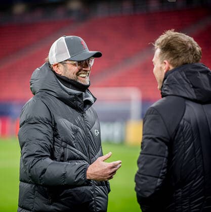 Liverpools Coach Juergen Klopp und Leipzigs Trainer Julian Nagelsmann stehen zusammen und unterhalten sich UEFA Champions League Achtelfinale, Rueckspiel FC Liverpool - RB Leipzig 2:0 10.03.2021, Puskas Arena in Budapest (Ungarn). FC Liverpool - RB Leipzig