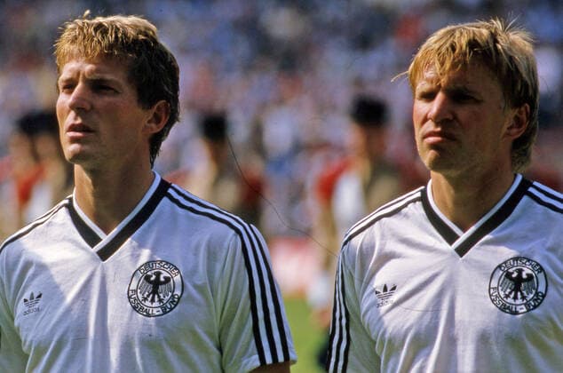 17.06.84 Deutschland - Rumänien Frankreich, Lens, 17.06.1984, Fussball, EM UEFA EURO, EM, Europameisterschaft,Fussball 1984 in Frankfreich, Deutschland - Rumänien (2:1): v.l. Karlheinz Förster, Bernd Förster (beide Deutschland).