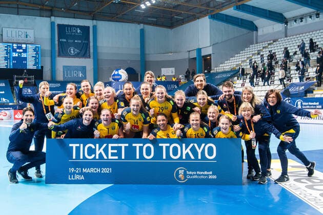 Bilder des Jahres 2021, Sport 03 März Sport Themen der Woche KW11 Sport Bilder des Tages 210320 Players of Sweden celebrate behind a sign reading Ticket to Tokyo as they pose for a photo after the Olympic Qualification handball match between Sweden and Argentina on March 20, 2021 in Lliria. Photo: Ludvig Thunman BILDBYRAN kod LT LT0131 handball handboll handball olympic qualification os-kval os kval sweden argentina dam bbeng jubel Copyright: LUDVIGxTHUNMAN BB210320LT048