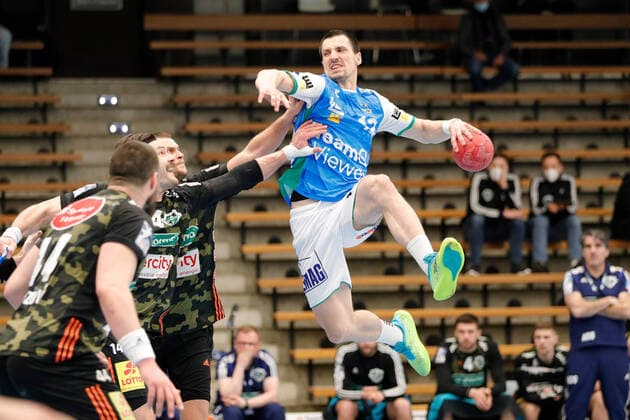 Bilder des Jahres 2021, Sport 03 März Sport Themen der Woche KW11 Sport Bilder des Tages Göppingen , LIQUI MOLY HBL , Handball Bundesliga , Frisch Auf! Göppingen vs. TSV Hannover-Burgdorf, von links: Ilija Brozovic und Fabian Böhm (Han) Nemanja Zelenovic ( Göppi )