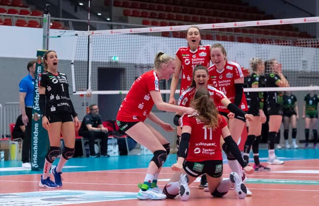 Bilder des Jahres 2021, Sport 03 März Sport Themen der Woche KW11 20.03.2021, Siegjubel nach Stock s Ass: Lena Stigrot (DSC), Jennifer Janiska (DSC), Madeleine Gates (DSC), Lena Stigrot (DSC), Maja Storck (DSC) knieend, Jenna Gray (DSC), Volleyball, Play off Viertelfinale, Dresdner SC - Ladys in Black Aachen 3:2, Dresden Sachsen Deutschland