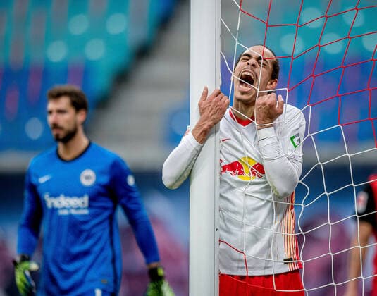 Bilder des Jahres 2021, Sport 03 März Sport Themen der Woche KW11 Leipzigs Yussuf Poulsen beisst aus Verzweiflung in das Tornetz RB Leipzig - Eintracht Frankfurt 1:1 14. Maerz 2021: Leipzig, Red Bull Arena Fussball 1. Bundesliga, 25. Spieltag. RB Leipzig - Eintracht Frankfurt 1:1