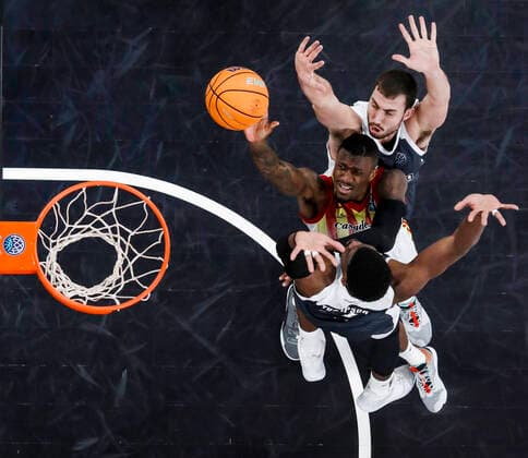 Bilder des Jahres 2021, Sport 03 März Sport Themen der Woche KW12 Sport Bilder des Tages Mitte 31 Dylan Ennis (Casademont Saragossa) oben Chase Fieler (Brose Bamberg, 20) unten Shevon Thompson (Brose Bamberg, 27) Basketball Champions League 2020 21, Playoffs Spieltag 8, Brose Bamberg - Casademont Saragossa 23.03.2021, Bamberg, Brose Arena - Copyright: DanielxLöb