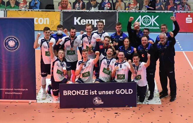 Bilder des Jahres 2021, Sport 03 März Sport Themen der Woche KW12 Sport Bilder des Tages VB Play-offs, Halbfinale, SVG Lüneburg vs. VfB Friedrichshafen 25.03.2021, GER, VBL, Play Off, Halbfinale, SVG Lueneburg vs VFB Friedrichshafen, im Bild die Lueneburger Mannschaft jubelt ueber die Bronze-Medaille