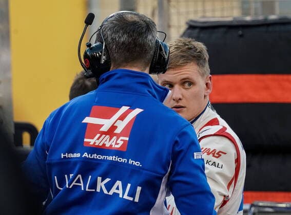 Bilder des Jahres 2021, Sport 03 März Sport Themen der Woche KW12 Sport Bilder des Tages Formula 1 Gulf Air Bahrain Grand Prix 2021 28.03.2021, Bahrain International Circuit, Sakhir, Formula 1 Gulf Air Bahrain Grand Prix 2021 ,im Bild Nikita Mazepin (RUS 9), Haas F1 Team, Mick Schumacher (DEU 47), Haas F1 Team