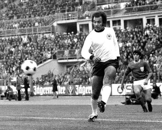 Erwin Kostedde, erster farbiger Nationalspieler Deutschlands. Unser Bild zeigt Erwin Kostedde im Spiel gegen Griechenland am 11.10.1975 in Düsseldorf.
