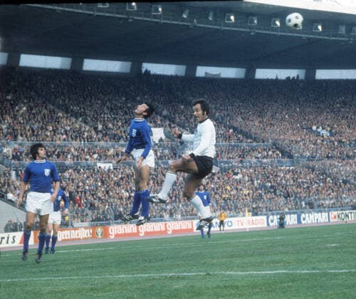 EM Qualifikation 75 76: BRD Deutschland - Griechenland 1:1 11.10.1975 in Düsseldorf. Strafraumszene Kopfball: Erwin Kostedde (Deut.).