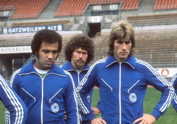 Training der Deutschen Nationalmannschaft am 10.10.1975 vor dem Länderspiel gegen Griechenland in Düsseldorf. V.l.: Erwin Kostedde, Paul Breitner und Manfred Kaltz im Düsseldorfer Rheinstadion.