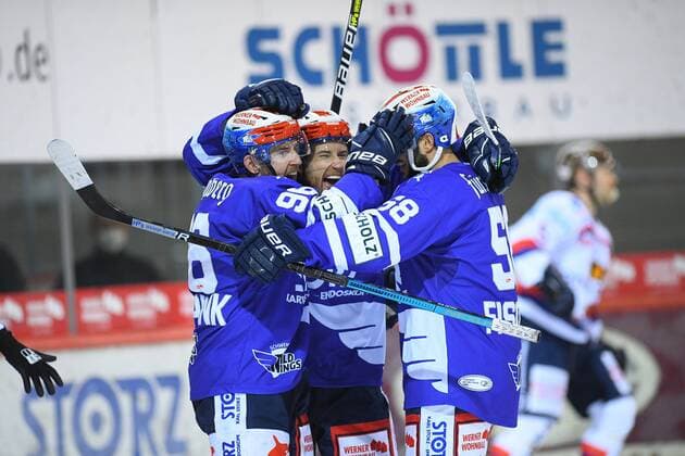 Bilder des Jahres 2021, Sport 03 März Sport Bilder des Tages (v.l.n.r.) Tyson Spink (Schwenninger Wild Wings) Tylor Spink (Schwenninger Wild Wings) Christopher Fischer (Schwenninger Wild Wings) GER, Eishockey, DEL, Schwenninger Wild Wings - Iserlohn Roosters, 30.03.2021 Villingen-Schwenningen Copyright: xLaegler xEibner-Pressefotox EP_EER
