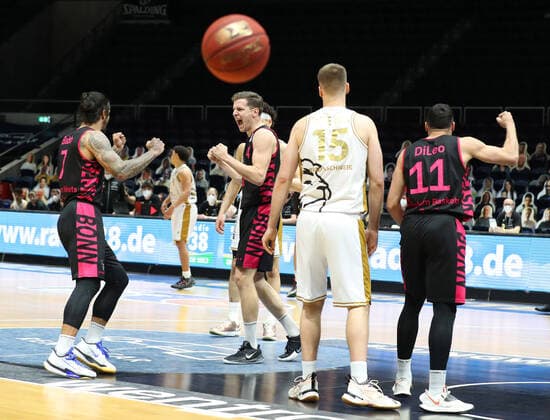 Bilder des Jahres 2021, Sport 03 März Sport Bilder des Tages Löwen Braunschweig vs. Bonn, BBL Braunschweig, 31.03.2021, BASKETBALL - easyCredit BBL Basketball Bundesliga, Löwen Braunschweig vs. Telekom Baskets Bonn, Saison 2020 21. Schlussjubel Bonn Braunschweig