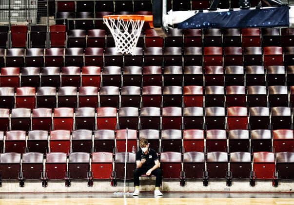 Bilder des Jahres 2021, Sport 04 April Sport Themen der Woche KW13 Ein Helfer sitzt während des Spiels auf einem Zuschauerplatz . MHP Riesen Ludwigsburg vs.Mitteldeutscher BC . Basketball-Bundesliga 2020-2021. Ludwigsburg , GER, 01.04.2021,