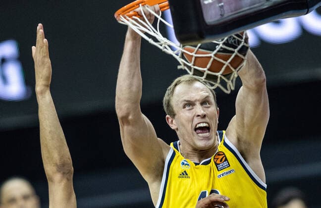 Bilder des Jahres 2021, Sport 04 April Sport Themen der Woche KW13 Sport Bilder des Tages Basketball: Euroleague, Alba Berlin - Valencia Basket, Hauptrunde, 33. Spieltag, Mercedes-Benz Arena. ALBAs Luke Sikma legt den Ball in den Korb und haengt daran. ALBA Berlin - Valencia Basket