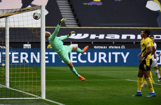 Bilder des Jahres 2021, Sport 04 April Sport Themen der Woche KW13 Fussball 1.Bundesliga, Borussia Dortmund - Eintracht Frankfurt 03.04.2021, xjhx, Fussball 1.Bundesliga, Borussia Dortmund - Eintracht Frankfurt emspor, v.l. Marvin Hitz (Borussia Dortmund) beim 0:1 durch das Eigentor von Nico Schulz (Borussia Dortmund) (DFL DFB REGULATIONS PROHIBIT ANY USE OF PHOTOGRAPHS as IMAGE SEQUENCES and or QUASI-VIDEO) Foto: Jan Huebner Pool Dortmund Signal Iduna Park Nordrhein-Westfalen Deutschland (DE)