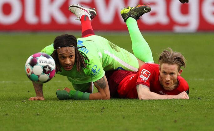 Bilder des Jahres 2021, Sport 04 April Sport Themen der Woche KW13 Sport Bilder des Tages VfL vs. Köln, 1. BL Wolfsburg, 03.04.2021, FUßBALL - VfL Wolfsburg vs. 1. FC Köln, 1. BL, Saison 2020 21, Volkswagen Arena. Bild zeigt: Kevin Mbabu (VfL Wolfsburg), Florian Kainz (1.FC Köln) Wolfsburg
