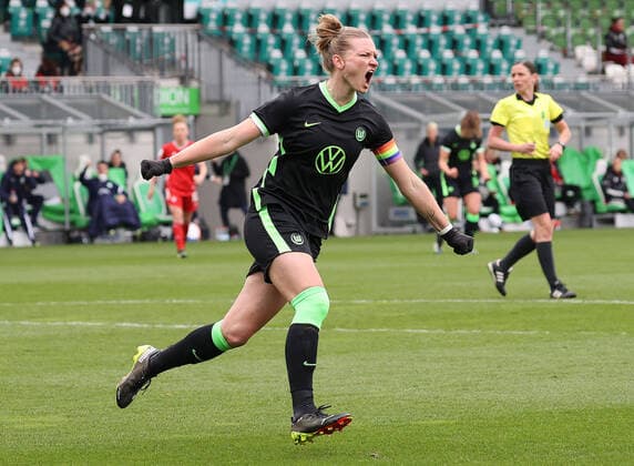 Bilder des Jahres 2021, Sport 04 April Sport Themen der Woche KW13 Pokal HF: VfL-Frauen vs Bayern München Fußball, Frauen, Saison 20 21, DFB-Pokal, Halbfinale, VfL Wolfsburg vs FC Bayern München, Bild zeigt: Wolfsburger Jubel: Alexandra Popp (VfL, 11) jubelt nach ihrem Tor zum 1:0 für den VfL. Wolfsburg