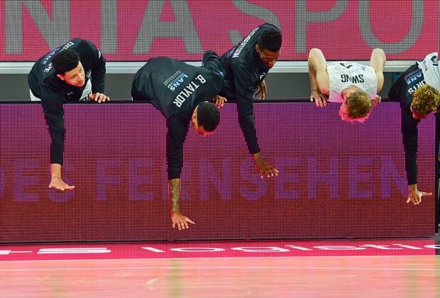 Bilder des Jahres 2021, Sport 04 April Sport Themen der Woche KW13 Sport Bilder des Tages BAMBERG 04.04.2021 --- Basketball ---- easycredit 1. Basketball Bundesliga ---- 26. Spieltag: Brose Bamberg vs Hamburg Towers --- Marvin Ogunsipe (26, Hamburg Towers), Bryce Taylor (44, Hamburg Towers), Zac Cuthbertson (40, Hamburg Towers), Jordan Swing (2, Hamburg Towers) und TJ Shorts (0, Hamburg Towers) verbeugen sich vor der Leistung ihrer Kollegen auf dem Feld. --- Foto: Hans-Martin Issler isslerimages ---- Brose Bamberg vs Hamburg Towers
