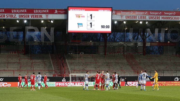 Bilder des Jahres 2021, Sport 04 April Sport Themen der Woche KW13 Anzeigetafel mit Endergebnis 1:1 Unentschieden Fußball Fussball DFL Bundesliga Herren Saison 2020 2021 04.04.2021 1.FC Union Berlin FCU vs. Hertha BSC Berlin Geisterspiel wegen Corona Covid 19 Derby Stadtderby Ortsderby DFL regulations prohibit any use of photographs as image sequences and or quasi-video.